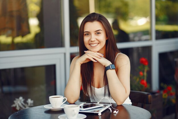 Empresaria trabajando con una tableta en un café