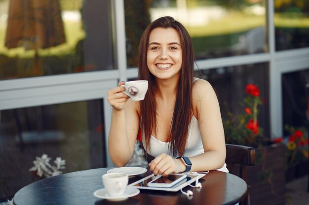 Empresaria trabajando con una tableta en un café