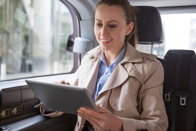 Empresaria de trabajo en el taxi