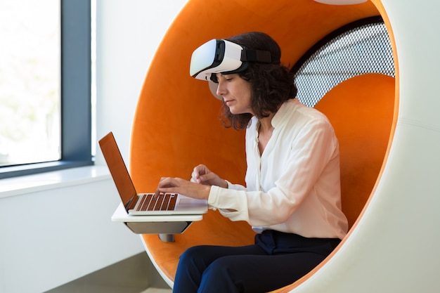 Foto gratuita empresaria usando tecnología vr