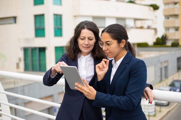 Empresarias de contenido con tablet pc