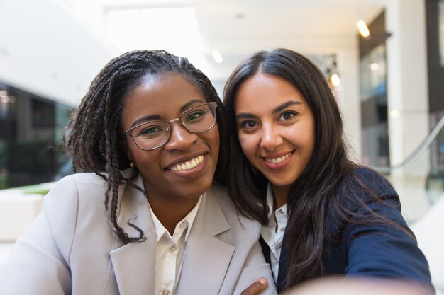 Empresarias multiétnicas sonriendo