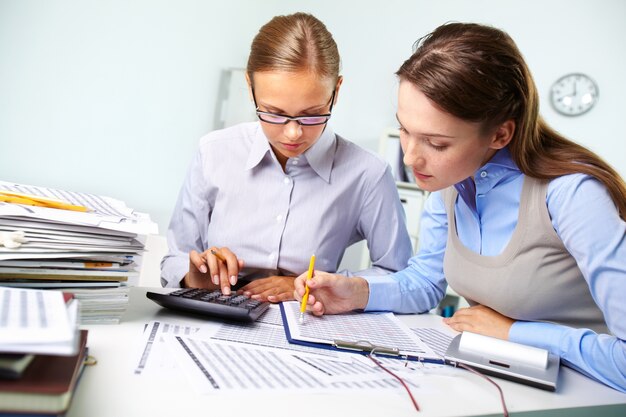 Empresarias revisando resultados
