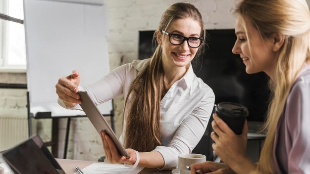 Empresarias sonrientes en una reunión