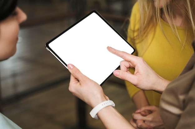 Empresarias con tableta durante una reunión