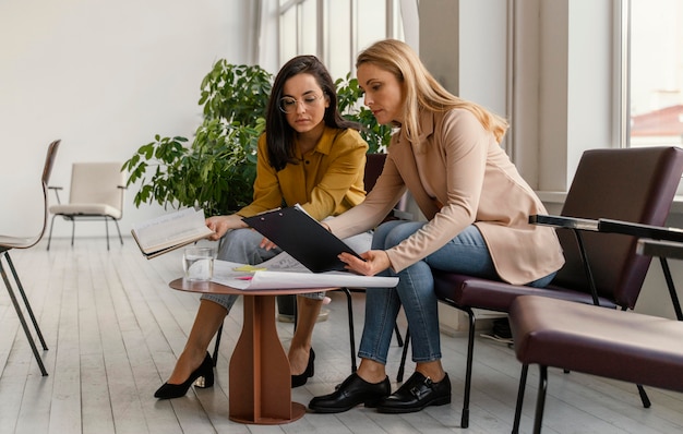 Empresarias trabajando juntas en un proyecto