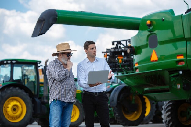 Empresario y agricultor con tractores