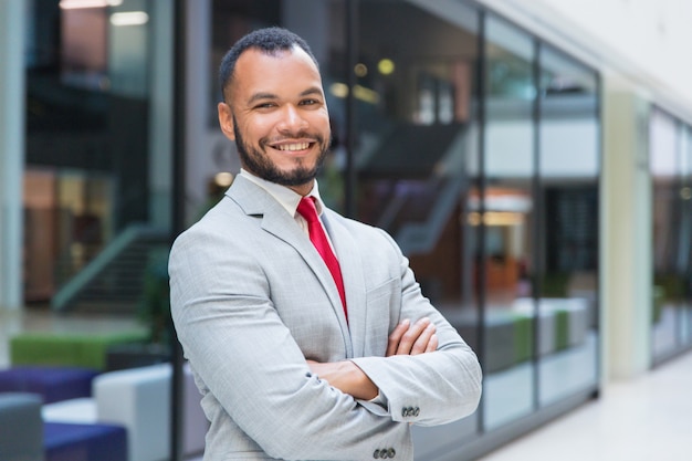 Foto gratuita empresario alegre sonriendo