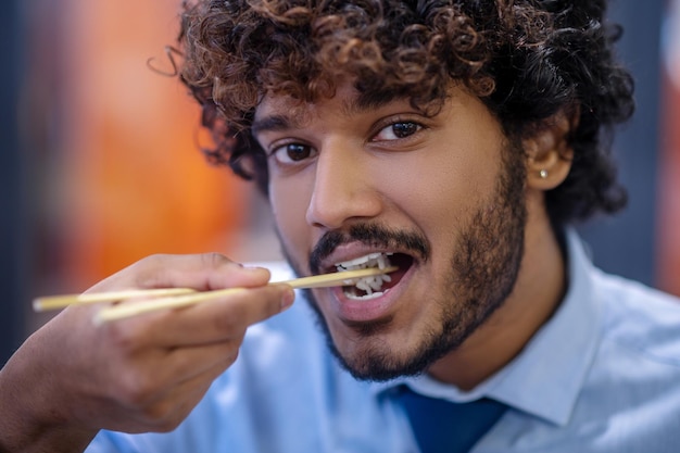 Foto gratuita empresario almorzando en el lugar de trabajo