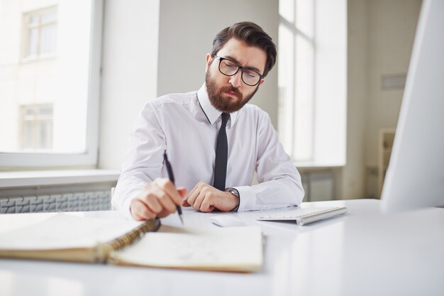 Empresario anotando algunos problemas