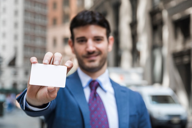 Empresario borrosa mostrando tarjeta de visita