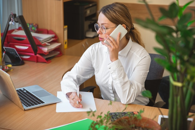 Foto gratuita empresario caucásico, empresaria, gerente de trabajo concentrado en la oficina, exitoso