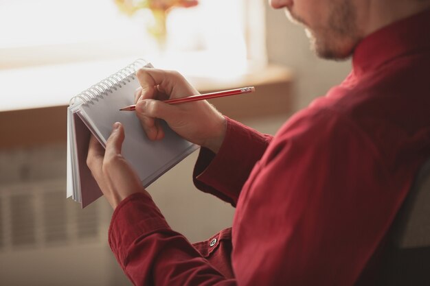 Empresario caucásico, empresario, gerente que trabaja en la oficina, de cerca. Tomando notas, escribiendo un informe o haciendo una tarea. Concepto de trabajo, finanzas, negocios, éxito y liderazgo. Fecha límite, date prisa.