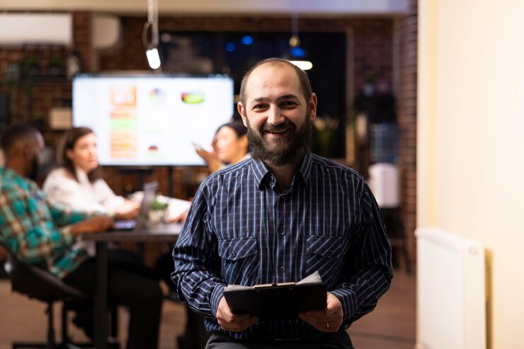 Foto gratuito empresario caucásico sostiene el clipboard