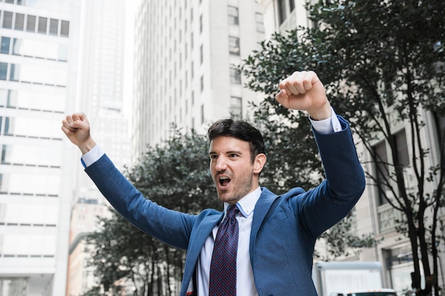 Empresario celebrando el éxito en la calle