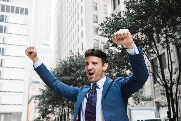 Empresario celebrando el éxito en la calle