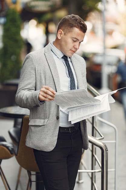 Foto gratuita empresario. chico de traje. hombre con documentos.