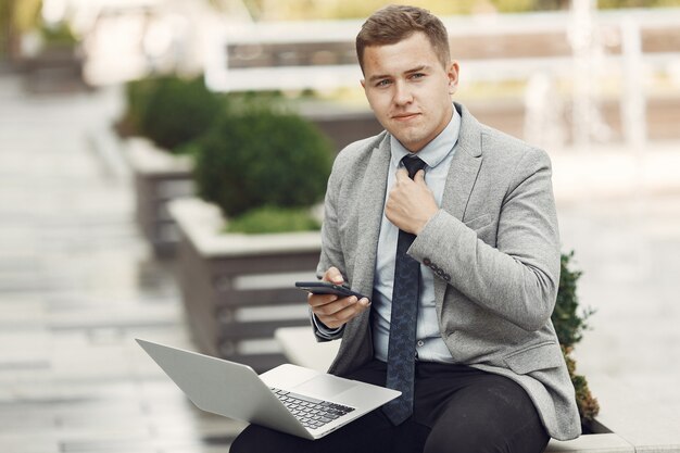 Empresario. Chico de traje. Hombre usa una computadora portátil.