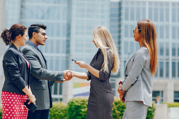 Empresario en una ciudad de verano con tres mujeres.