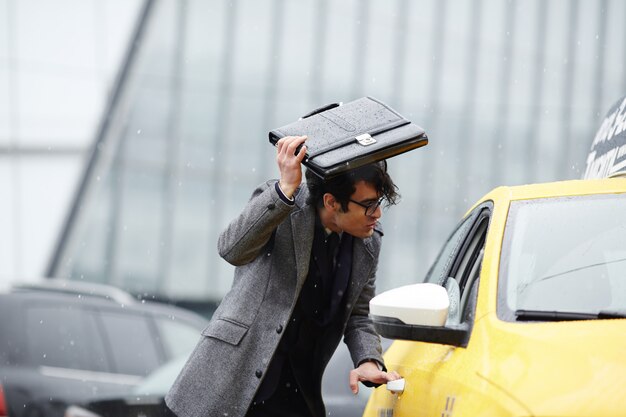 Empresario coger un taxi en la tormenta