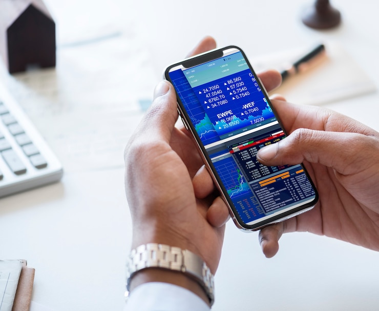 Foto gratuito empresario comprobando el mercado de valores en línea