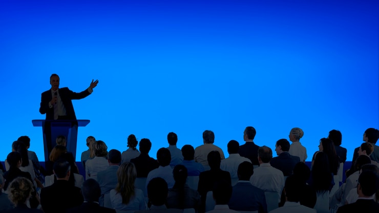Foto gratuito empresario corporativo dando una presentación a una gran audiencia.