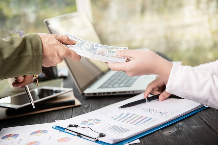 Foto gratuito empresario dando dinero a su socio al hacer contrato