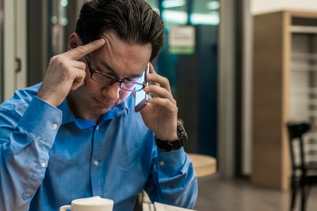 Empresario deprimido en la cafetería. Hombre de negocios tensionado