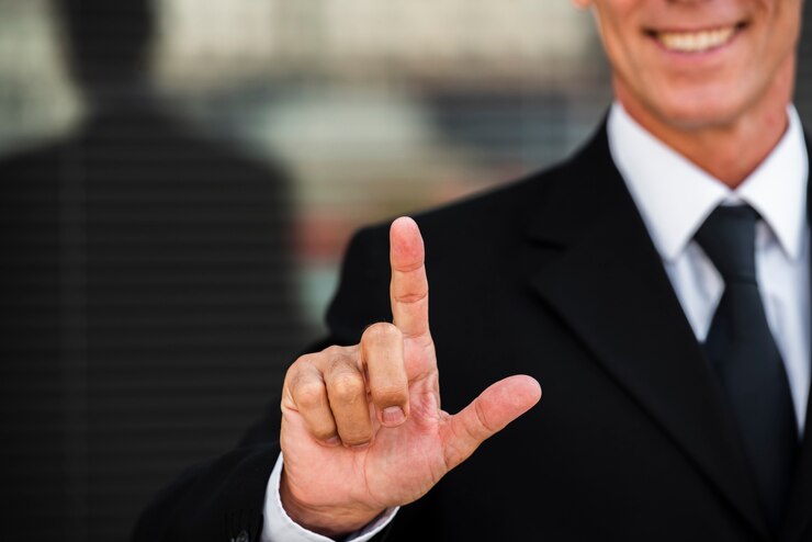 Foto gratuito empresario dos gestos con las manos
