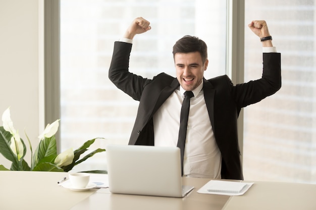 Foto gratuita empresario emocionado por el logro en los negocios