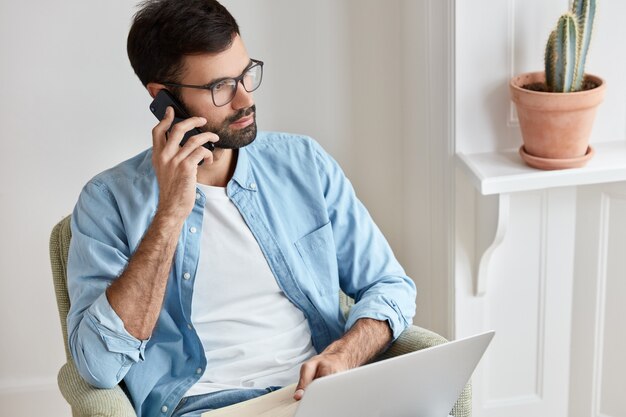 empresario exitoso trabajando en casa