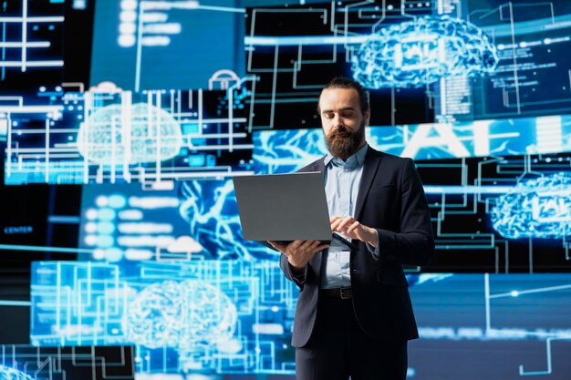 Empresario experto en tecnología revisando la programación cerebral de la IA para la innovación