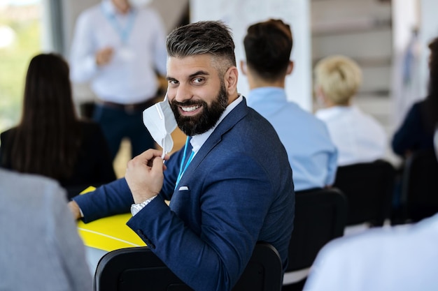 Foto gratuita empresario feliz en una presentación de negocios en la sala de juntas