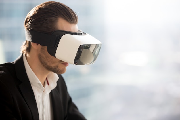 empresario con gafas de realidad virtual futurista.