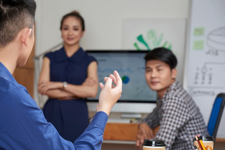 Foto gratuito empresario hablando con compañeros de trabajo