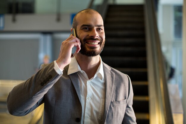 Empresario hablando por teléfono móvil