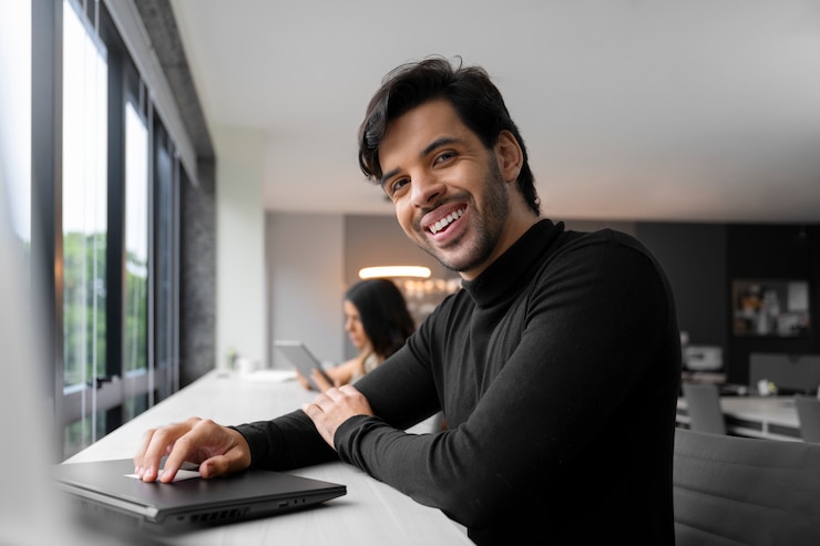 Foto gratuito empresario hispano de mediana edad