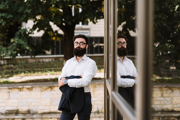 Empresario joven moderno de pie en el campus