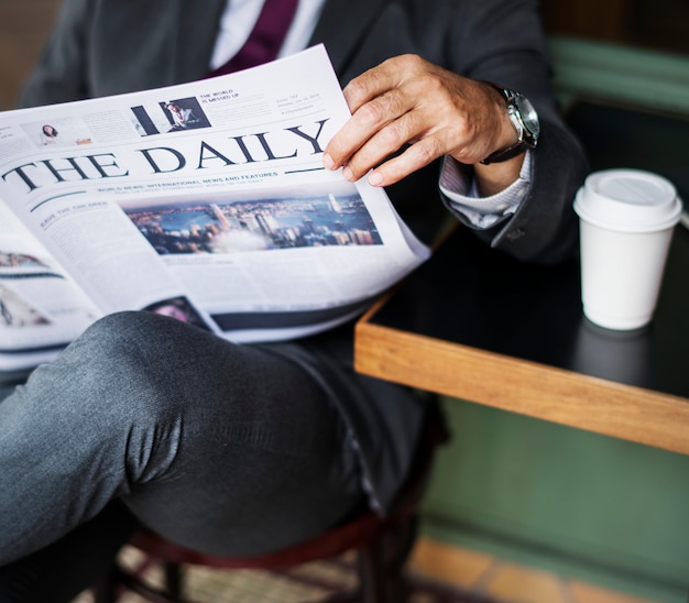 Empresario leyendo las noticias diarias