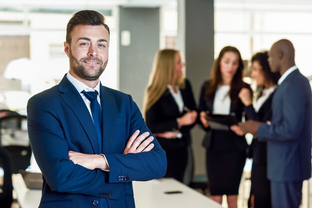 Empresario líder en la oficina moderna con los empresarios de trabajo