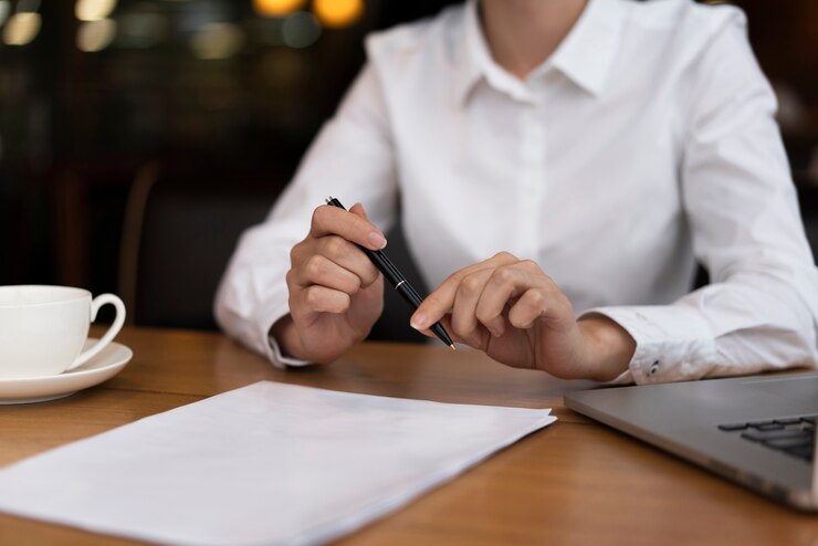 Foto gratuito empresario listo para firmar papeles en la oficina