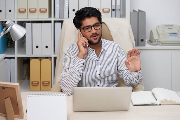 Empresario con llamada telefónica