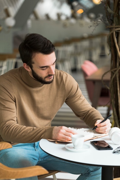 Empresario masculino de alto ángulo de trabajo