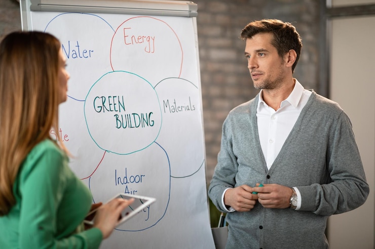 Foto gratuito empresario masculino y su colega desarrollando una nueva estrategia y hablando de nuevas ideas frente a la pizarra