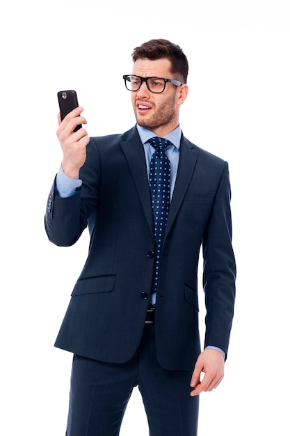 Empresario mirando la pantalla de su teléfono inteligente