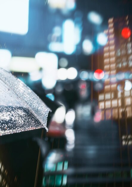 Empresario con paraguas en ciudad lluviosa