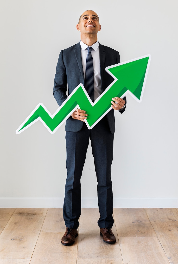 Foto gratuito empresario de pie con los iconos