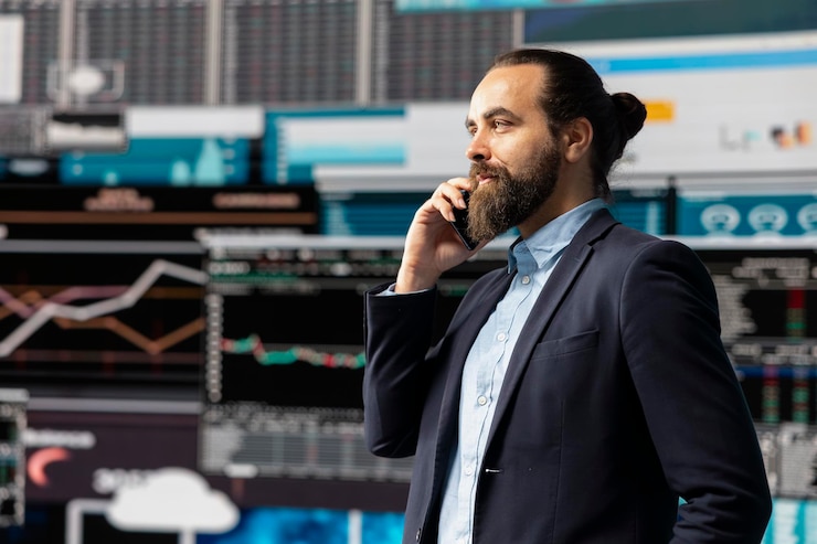 Foto gratuito empresario profesional contestando una llamada telefónica rodeado de métricas de kpi