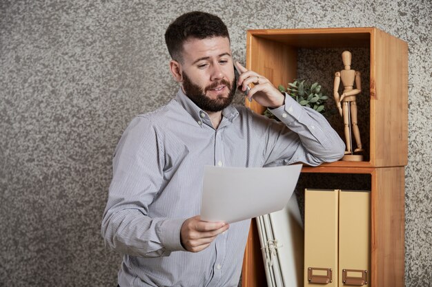 Foto gratuita empresario que verifica los detalles del contrato