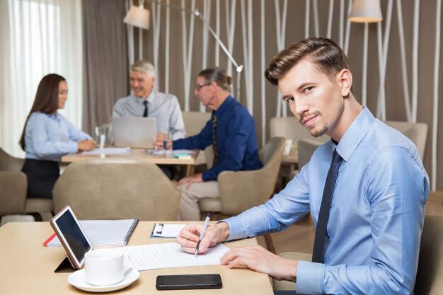 Empresario serio y empresarios que trabajan